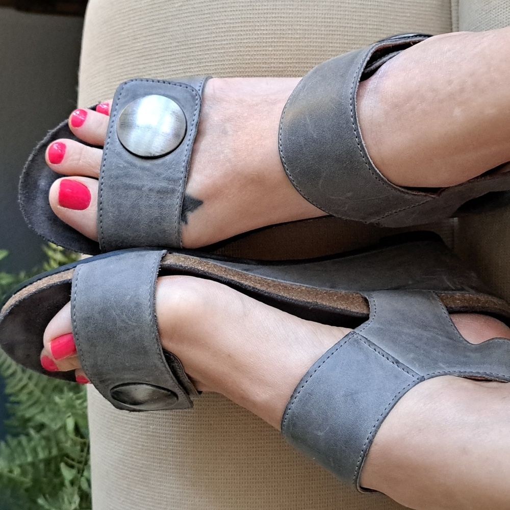 Taos womens size 39 nubuck and suede footbed. Velcro adjustable straps